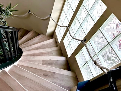 Rectangle base fittings and angled rings on bannister rope 